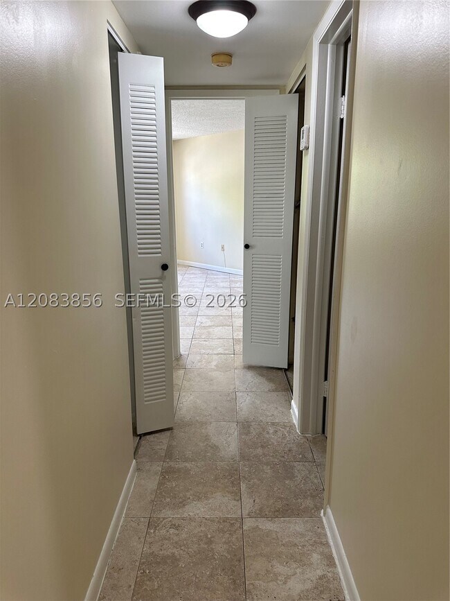 Building Photo - 9435 Fontainebleau Blvd