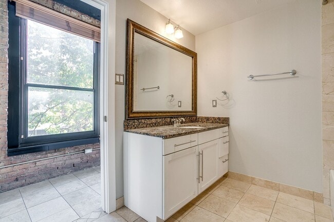 Building Photo - Beautiful 1 Bed- 1 Bath in Houston Place Lofts- Downtown Fort Worth- 76102