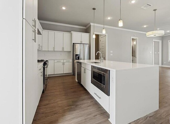 Building Photo - Modern 3BR/2.5BA Home in the Heart of Baton Rouge