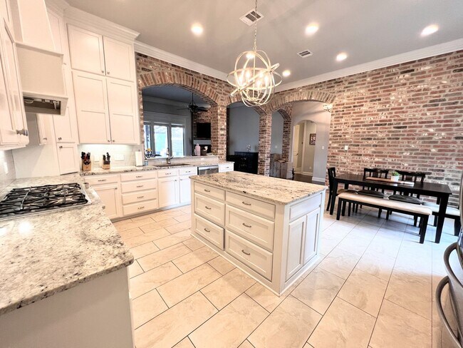 Building Photo - 725 Dumaine Dr