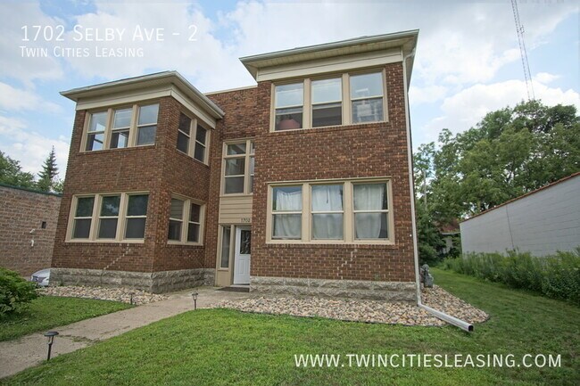 Building Photo - Newly Renovated Apartment! Fantastic Locat...