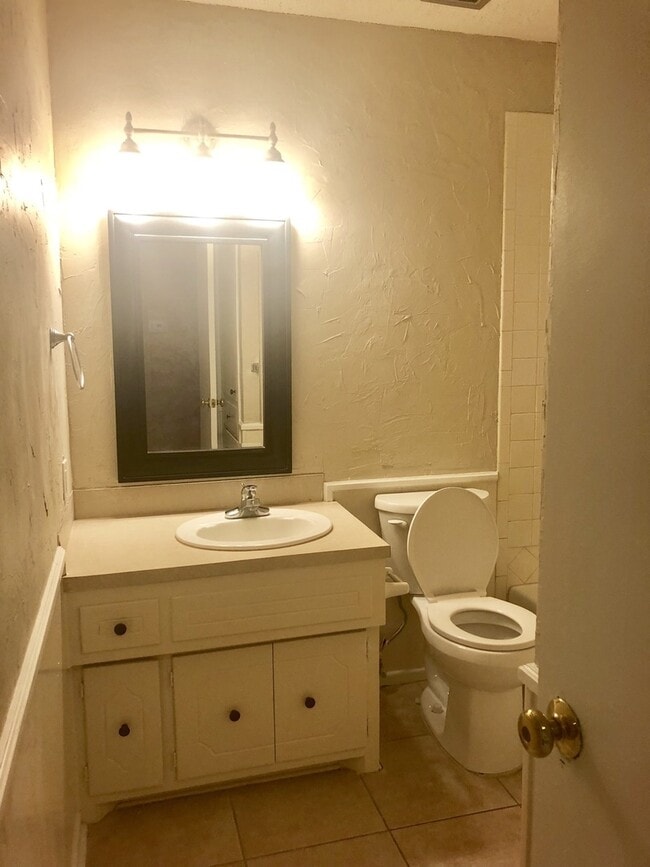 Building Photo - Spacious House