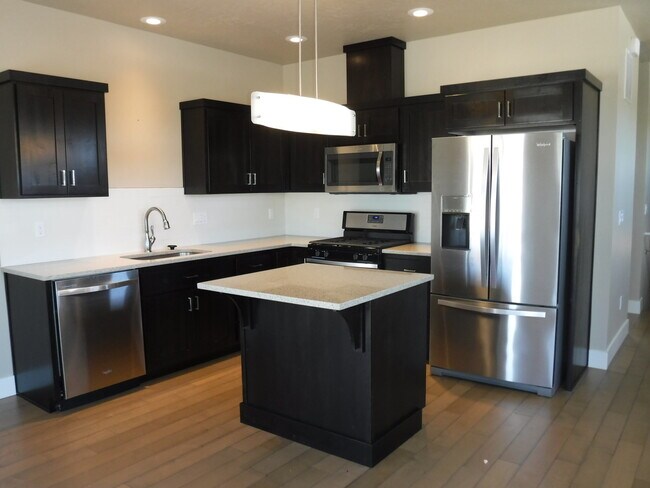 Building Photo - Chic artist-style lofts home with 3 bed 2.5 bath near Boise Greenbelt.