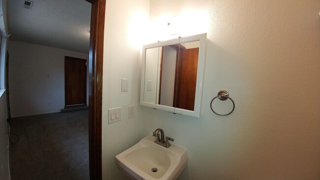Building Photo - Newly Renovated 3 Bedroom Rambler w/ bonus room!!