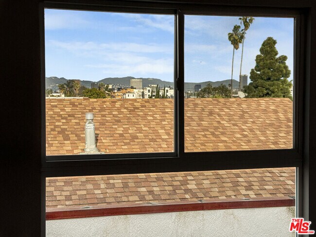 Building Photo - 2057 1/2 S Garth Ave