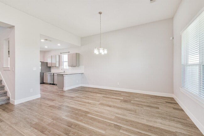 Building Photo - 13083 Clear View Dr