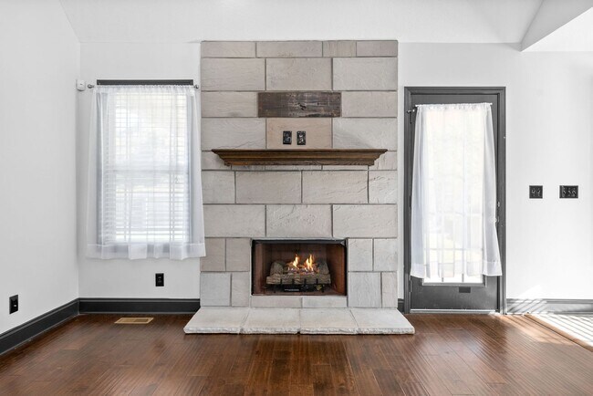 Building Photo - Pet Friendly Three Bedroom with Bonus in R...