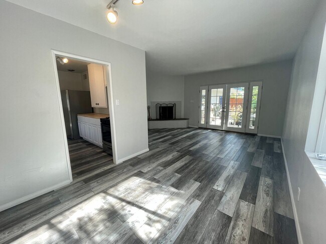 Building Photo - COMING SOON! 1 Bedroom 1 Bathroom Apartmen...