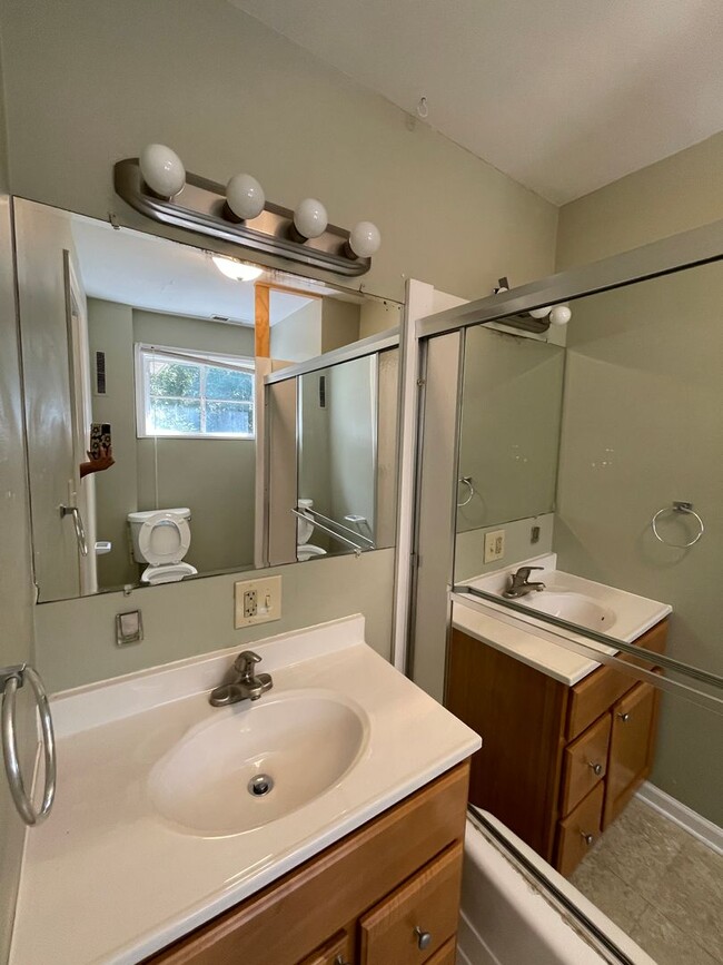 Building Photo - 1 Bedroom 1 Bath Unit in Grayslake!