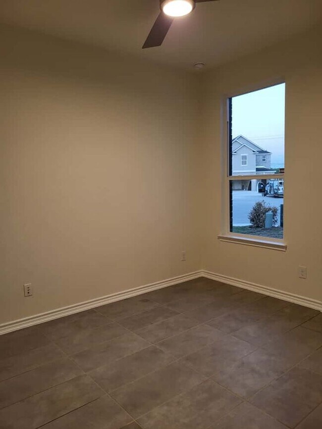 Building Photo - New Home In Cul de sac