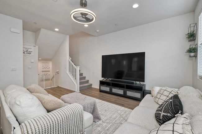 Building Photo - 2211 Solara Ln