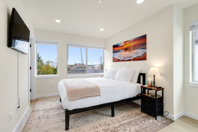 Building Photo - 823 NE 70th St