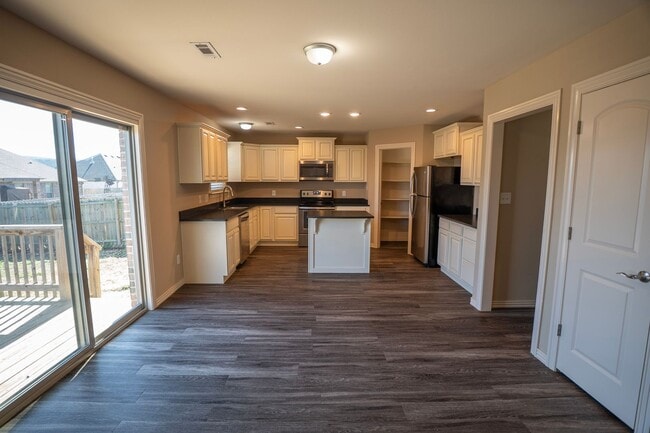 Building Photo - Spacious 3 Bedroom, 2 Bathroom home!