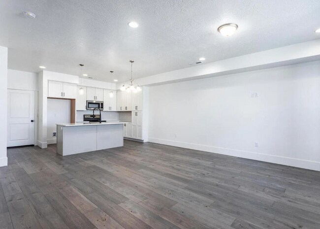 Building Photo - Stunning 3 Bedroom, 2.5 Bathroom in Beautiful Desert Color Community