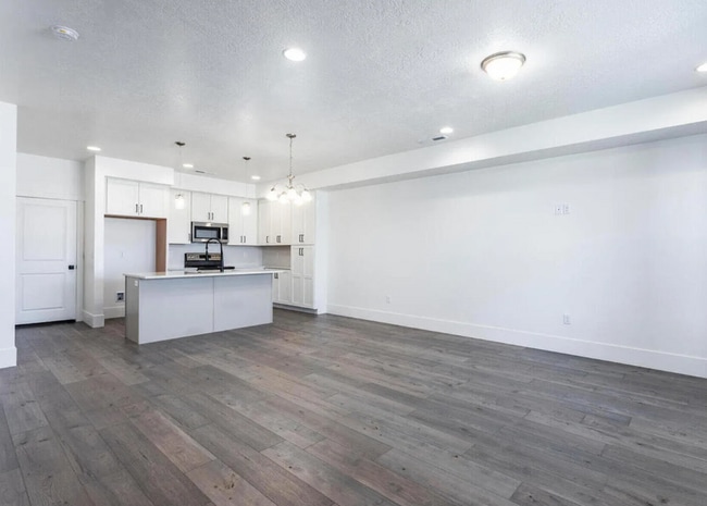 Building Photo - Stunning 3 Bedroom in Beautiful Desert Color Community