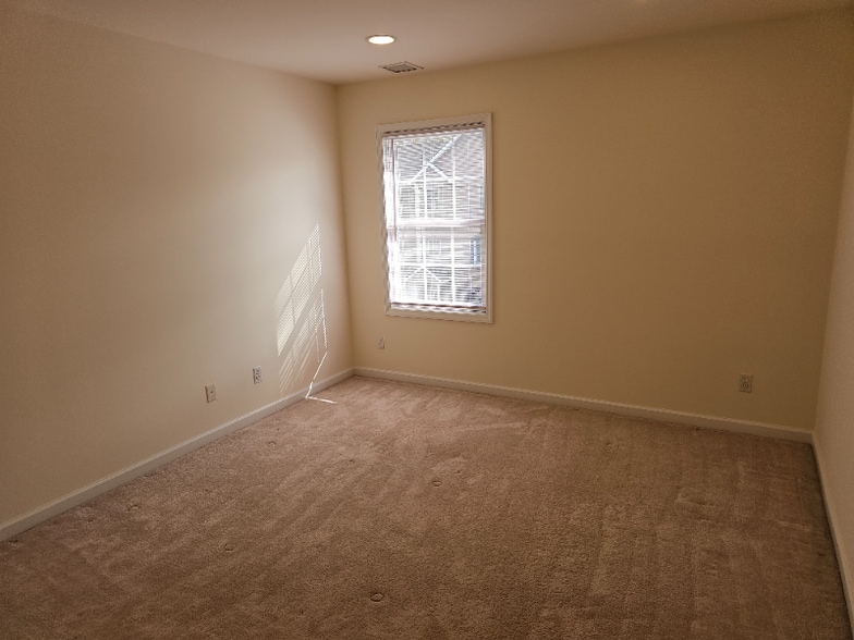 Building Photo - 104 Demarest Ln