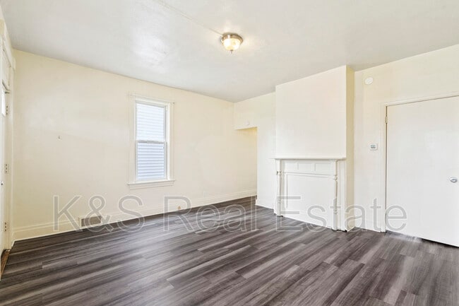 Building Photo - 814 Summit St