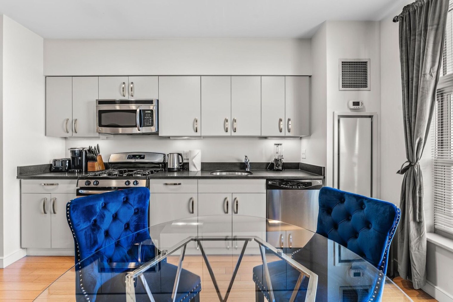 Building Photo - 601 Albany St