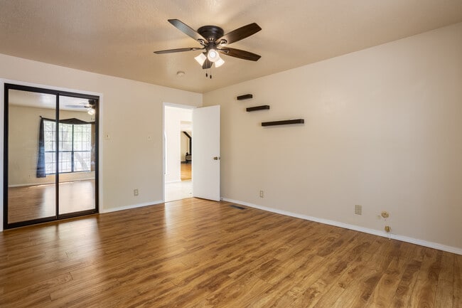 Building Photo - 6805 La Casa Bonita NE