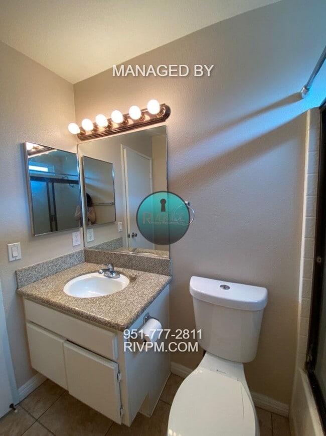 Building Photo - Beautiful single story home located in Riverside!