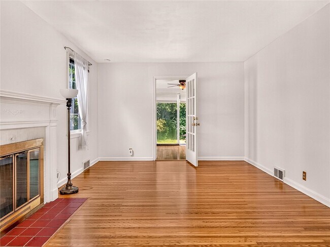 Building Photo - 82 Clovercrest Dr