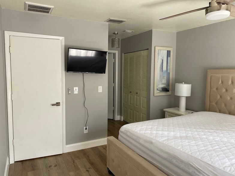 Building Photo - 1781 SE Linpark Ct