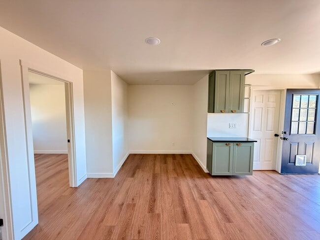 Building Photo - F10600E