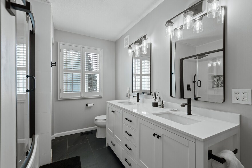 Master Bath. Oversized Soaking Tub with Tiled Floor & Shower. Granite Vanity - 13055 Europa Trail Way N