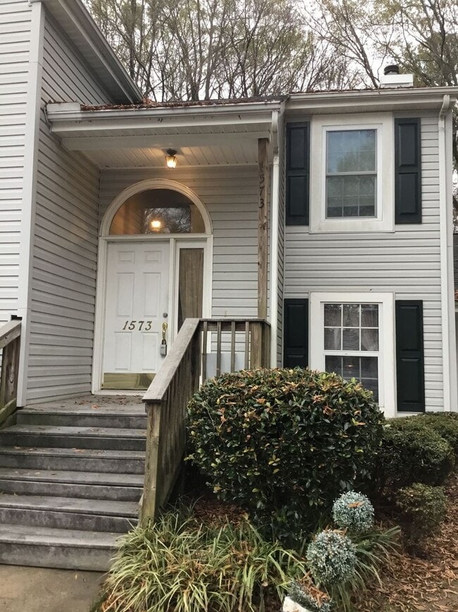 Building Photo - Located in Hunters Chase - 2 BR/2 BA w/ Fireplace, Office, & Landry Room ***MOVE-IN SPECIAL****