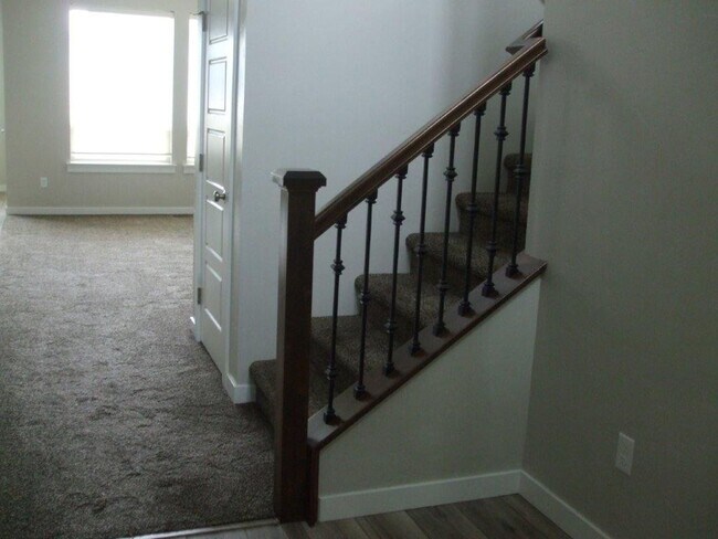 Building Photo - Beautiful  4 bed, 2.5 bath 2 car with extra deep bay and an additional office