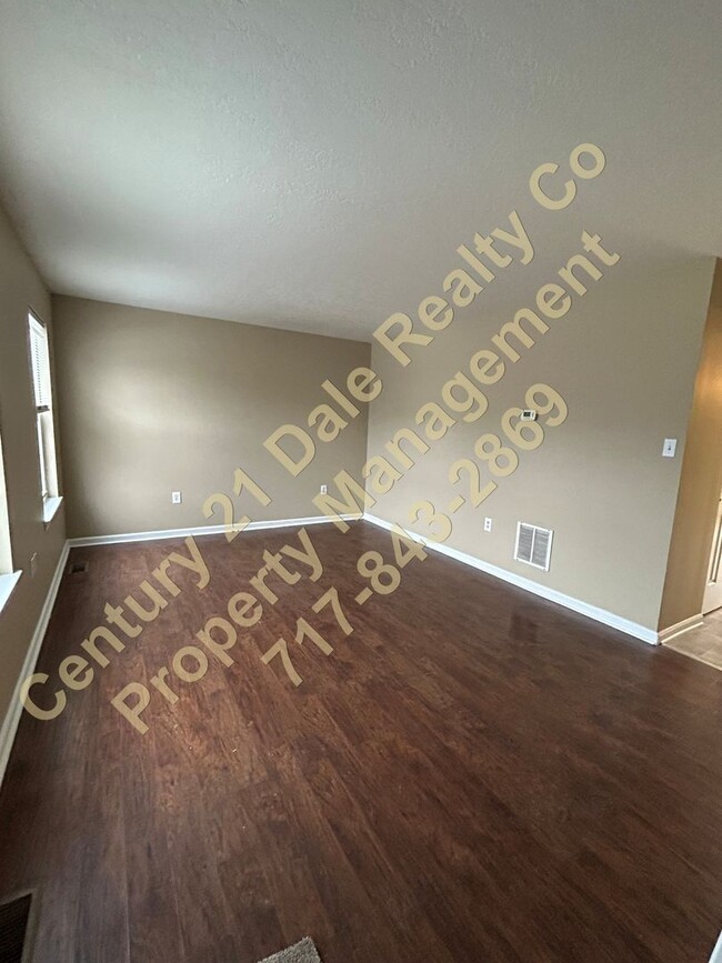 Building Photo - 3 BR 1.5 Bath Townhome in Eastern School D...