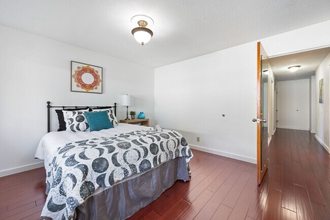 Building Photo - MOVE IN READY NOW! 2-Bedroom Rambler with Detached 900 Sq. Ft. Garage & Studio on Spacious Fenced...