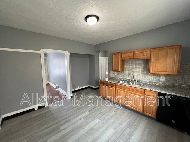 Building Photo - 3255 E 139th St
