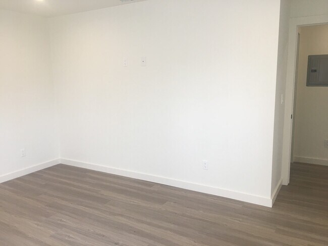 Building Photo - 1451-1451-1451-1452 Hornblend St