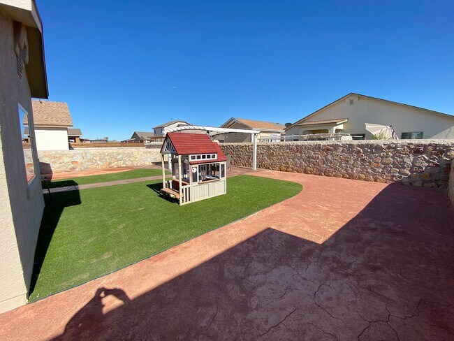 Building Photo - East El Paso 3 bed Refrig A/C w/ Gorgeous ...
