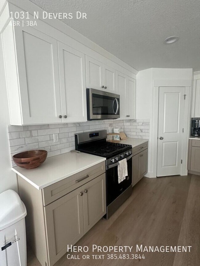 Building Photo - 1031 Devers Dr