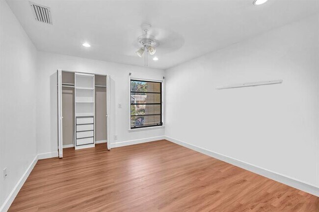 Building Photo - 3896 Meadow Ln