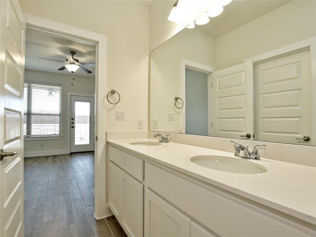 Building Photo - 412 Parkline Dr