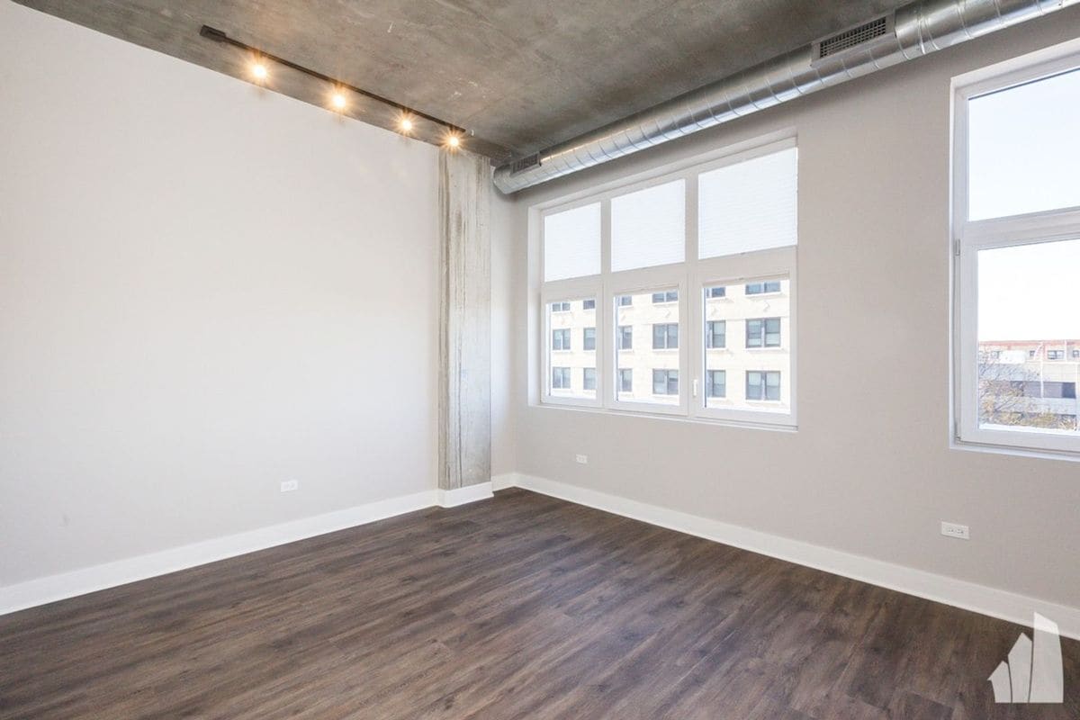 Building Photo - 3833 N Broadway