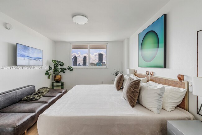 Building Photo - 401 Ocean 903