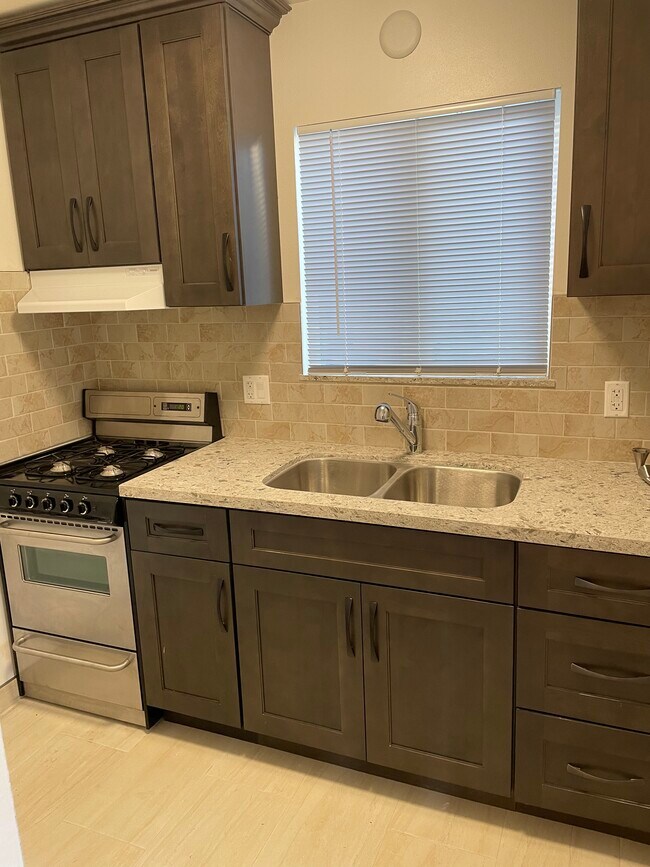 Building Photo - 114 W B St