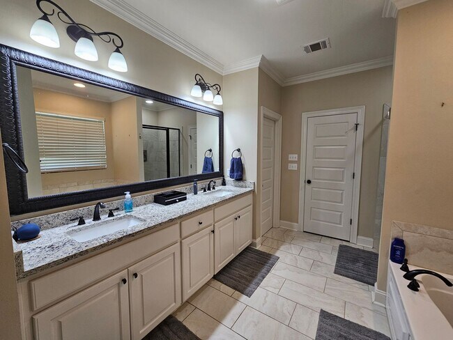 Building Photo - 43283 Pond View Dr