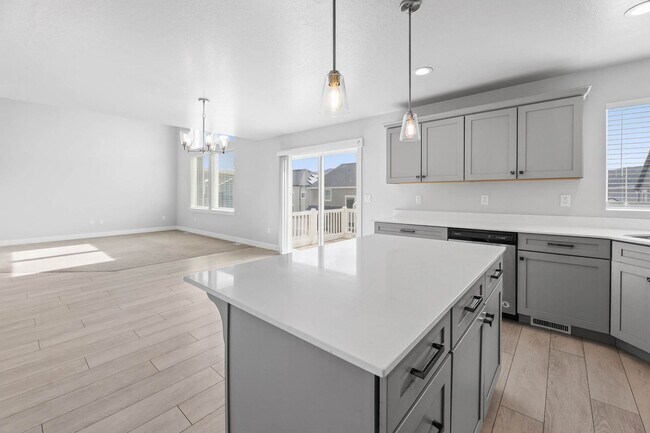 Building Photo - 6 Bedroom 3.5 Bathroom House in Saratoga Springs!