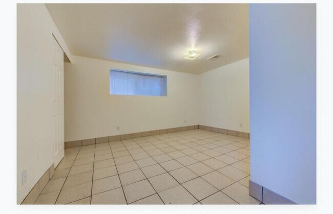Building Photo - 8 bedroom in Seattle WA 98105