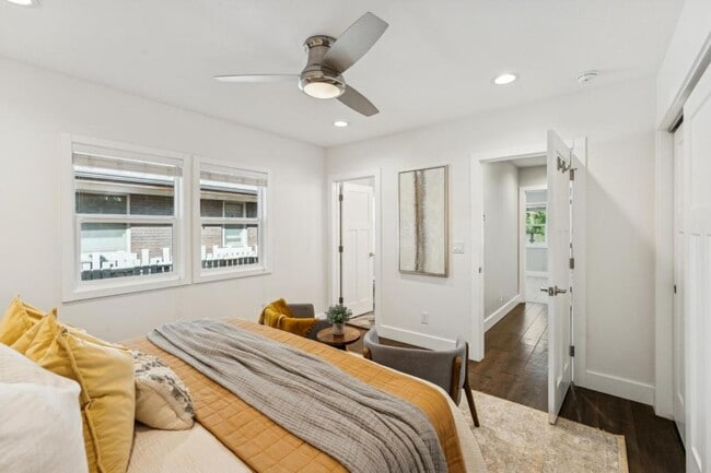 Building Photo - 1041 Yale Ave S