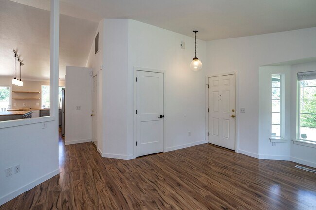 Building Photo - Exquisite 3-bedroom, 2-full bath Home in Puyallup