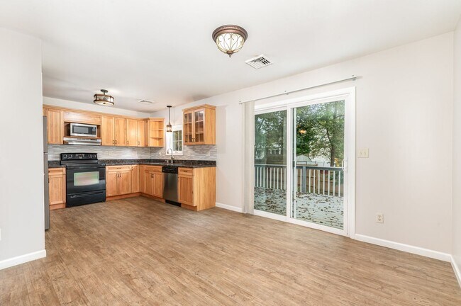 Building Photo - Spacious 3 bedroom Split level