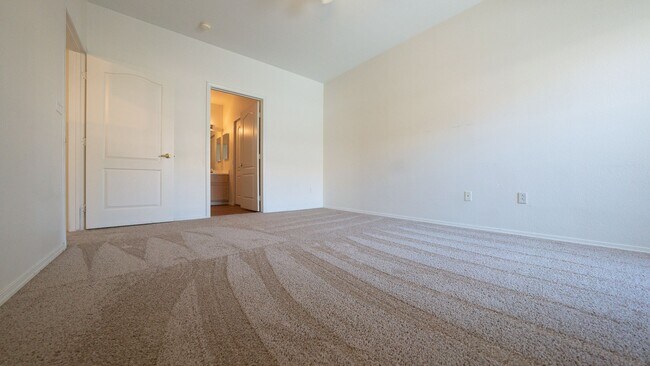 Building Photo - 2 Bedroom 2 Bath Condo with 1 Car Garage