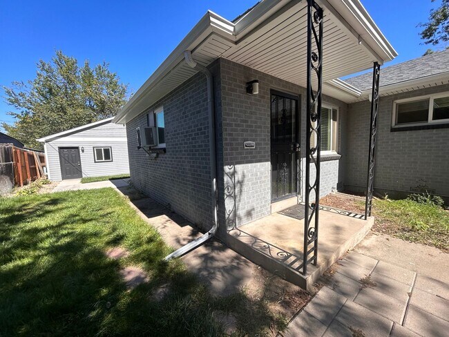 Building Photo - $0 DEPOSIT OPTION. CHARMING 2BED/1BATH DUPLEX NEAR SLOAN LAKE!!