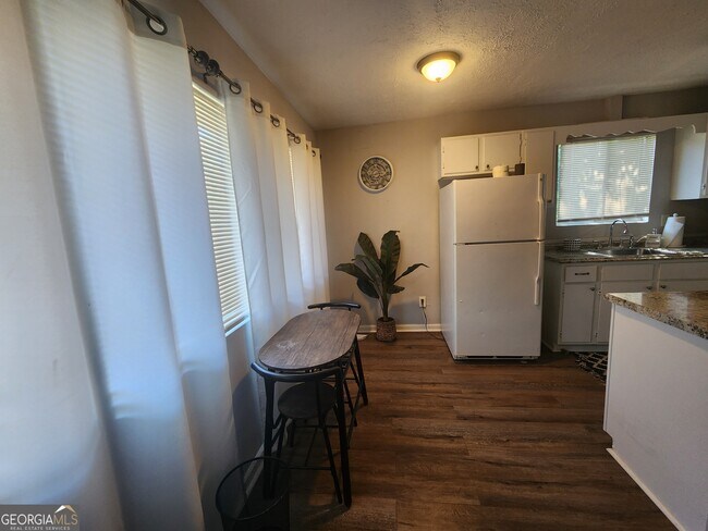 Building Photo - 917 Oakview Ave